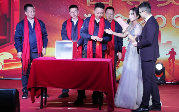 黄石世界杯2024年终晚会：凝心聚力，，，，，，，共创鲜丽！