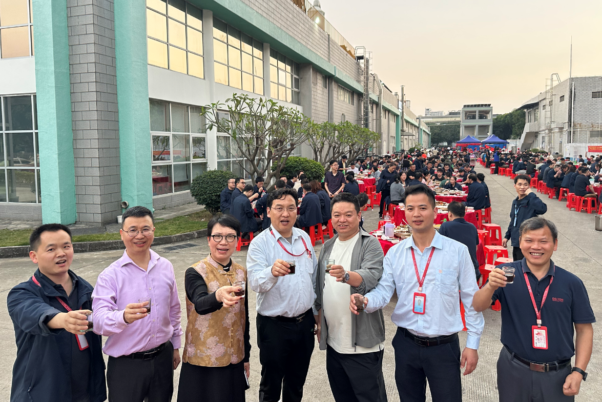 在世界杯，，，，，我们这样过个暖心年！
